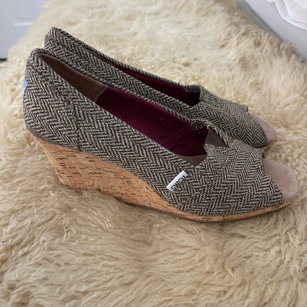 Tom’s women’s size 9 classic cork bottom wedge in great condition in herringbone